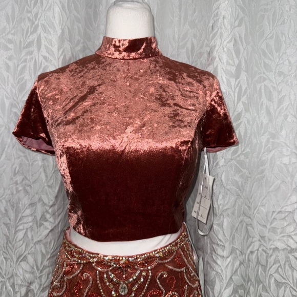 Malisha orange 2 piece set size 6 rhinestoned bedded a velvety top new with tag - Picture 2 of 12
